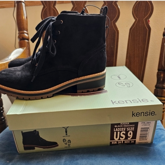 Kensie Ladies' Lace Up Boot nwt, size 9 - Picture 1 of 9